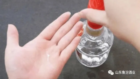 白酒瓶上有這“四個(gè)字”，切記不要買！告訴您怎樣辨別白酒的真假！